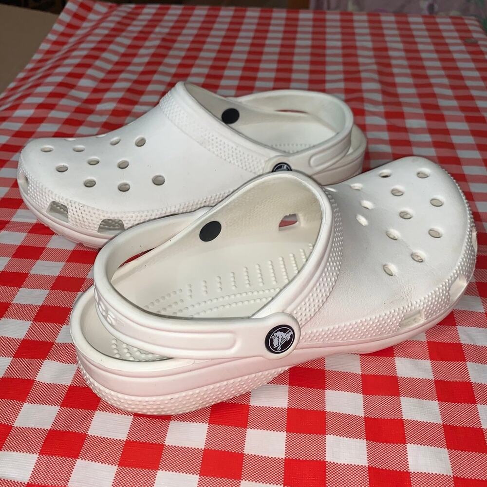Crocs Classic Clogs women’s 9 white Sandal Outdoor Shoe